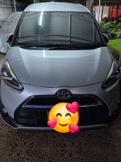 รถ Toyota Sienta 1.5 V สี บรอนซ์เงิน