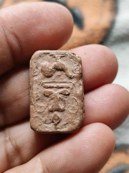 พระเนื้อดินทรงไก่หลวงพ่อมุ่ยวัด รูปที่ 2