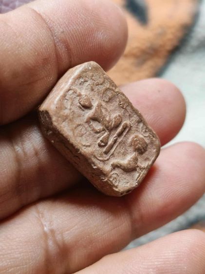 พระเนื้อดินทรงไก่หลวงพ่อมุ่ยวัด รูปที่ 3