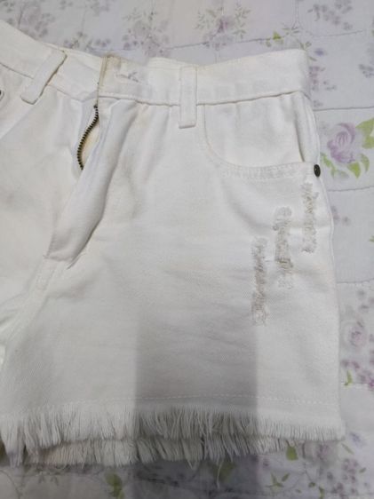 กางเกงขาสั้นสีขาว