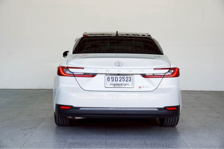 Toyota Camry 2025 2.5 HEV Premium Luxury Sedan ปลั๊กอินไฮบริด (PHEV) ไม่ติดแก๊ส เกียร์อัตโนมัติ ขาว รูปที่ 2