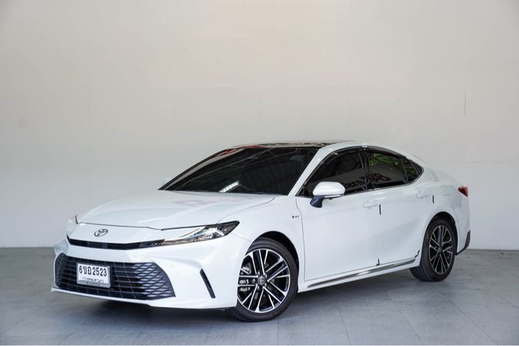 Toyota Camry 2025 2.5 HEV Premium Luxury Sedan ปลั๊กอินไฮบริด (PHEV) ไม่ติดแก๊ส เกียร์อัตโนมัติ ขาว รูปที่ 3