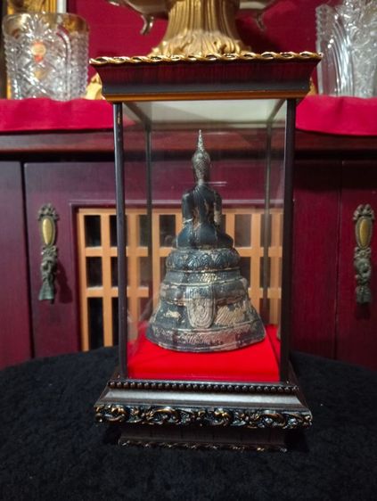 พระเก่าโบราณบุเงินแท้สมัยอยุธยาพร้อมตู้กระจกบนถาดไม้จริงสภาพเยี่ยม รูปที่ 16