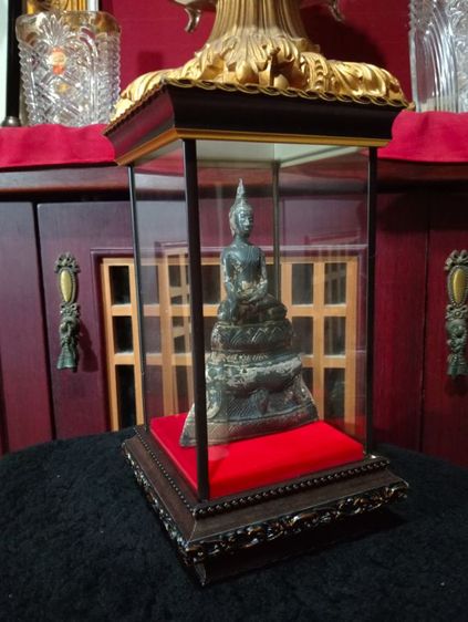 พระเก่าโบราณบุเงินแท้สมัยอยุธยาพร้อมตู้กระจกบนถาดไม้จริงสภาพเยี่ยม รูปที่ 3