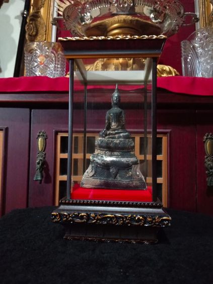 พระเก่าโบราณบุเงินแท้สมัยอยุธยาพร้อมตู้กระจกบนถาดไม้จริงสภาพเยี่ยม