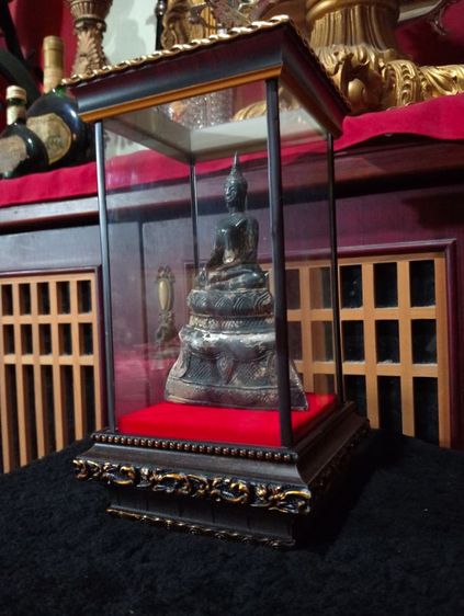 พระเก่าโบราณบุเงินแท้สมัยอยุธยาพร้อมตู้กระจกบนถาดไม้จริงสภาพเยี่ยม รูปที่ 14