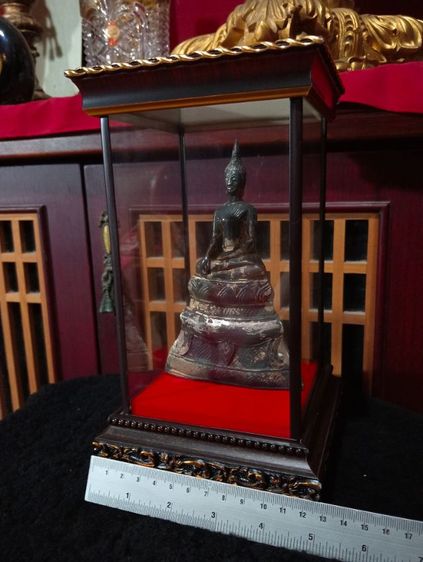 พระเก่าโบราณบุเงินแท้สมัยอยุธยาพร้อมตู้กระจกบนถาดไม้จริงสภาพเยี่ยม รูปที่ 9