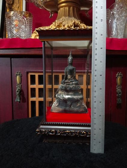 พระเก่าโบราณบุเงินแท้สมัยอยุธยาพร้อมตู้กระจกบนถาดไม้จริงสภาพเยี่ยม รูปที่ 5