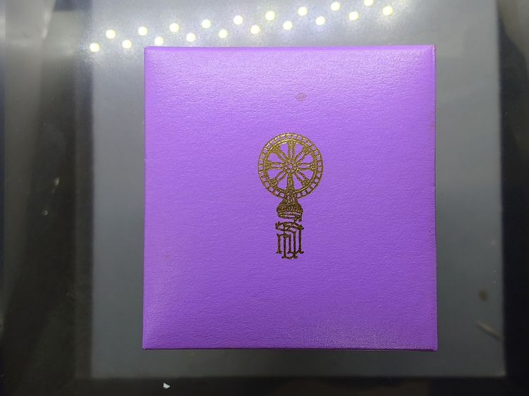 พระพุทธชินราช พิมพ์สี่เหลี่ยม เนื้อเงิน 99.99 ชุบ 3 กษัตริย์ รุ่นเฉลิมพระเกียรติ ส.ธ. มูลนิธิสิรินธรราชวิทยาลัย ในพระราชูปถัมภ์ จัดสร้าง ปี รูปที่ 8