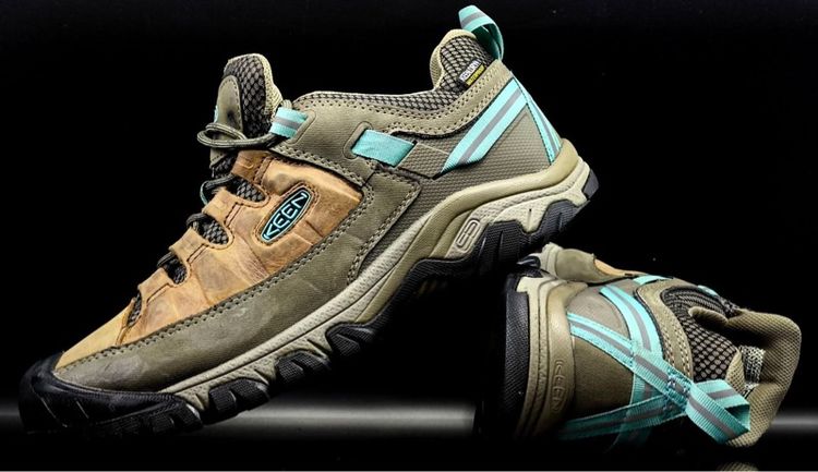 อื่นๆ หนังแท้ รองเท้าผ้าใบ ขนาดอื่น ๆ อื่นๆ รองเท้า KEEN เบอร์ US 8.5 cm 25.5 คนเท้า 25 -26.5 cm ใส่ได้ครับ สภาพพื้นเต็ม สภาพใหม่ ทรงสวย ตัดเย็บดีมาก หายากน่าสะลมครับ