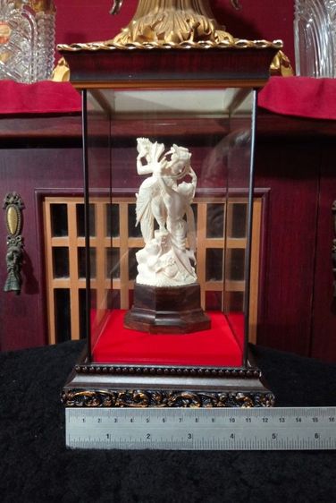 เนื้อแท้ธรรมชาติลายชัดแกะเทพเจ้าทั้งองค์บนฐานไม้กฤษณาพร้อมตู้กระจกไม้จริงสภาพเยี่ยม รูปที่ 14