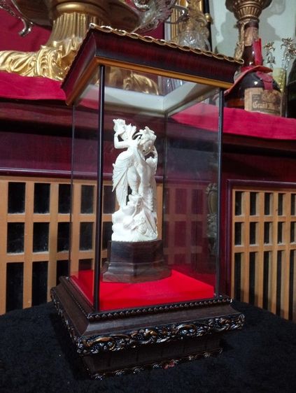 เนื้อแท้ธรรมชาติลายชัดแกะเทพเจ้าทั้งองค์บนฐานไม้กฤษณาพร้อมตู้กระจกไม้จริงสภาพเยี่ยม รูปที่ 16