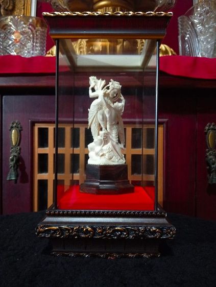 เนื้อแท้ธรรมชาติลายชัดแกะเทพเจ้าทั้งองค์บนฐานไม้กฤษณาพร้อมตู้กระจกไม้จริงสภาพเยี่ยม