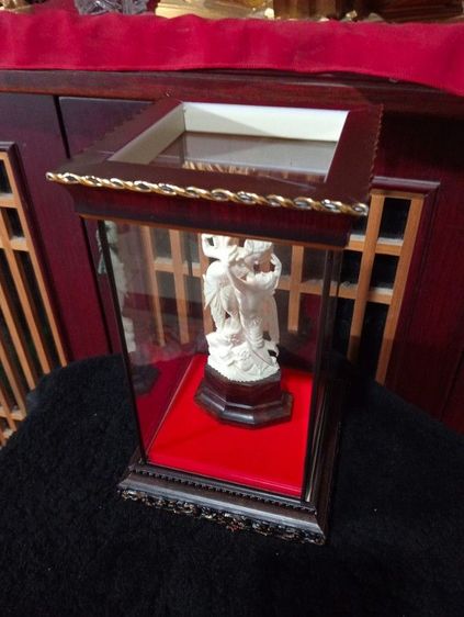 เนื้อแท้ธรรมชาติลายชัดแกะเทพเจ้าทั้งองค์บนฐานไม้กฤษณาพร้อมตู้กระจกไม้จริงสภาพเยี่ยม รูปที่ 4