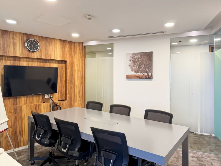 Regus Chartered Square Office Space แบบส่วนตัวสำหรับ 4 คน ที่ Regus Chartered Square