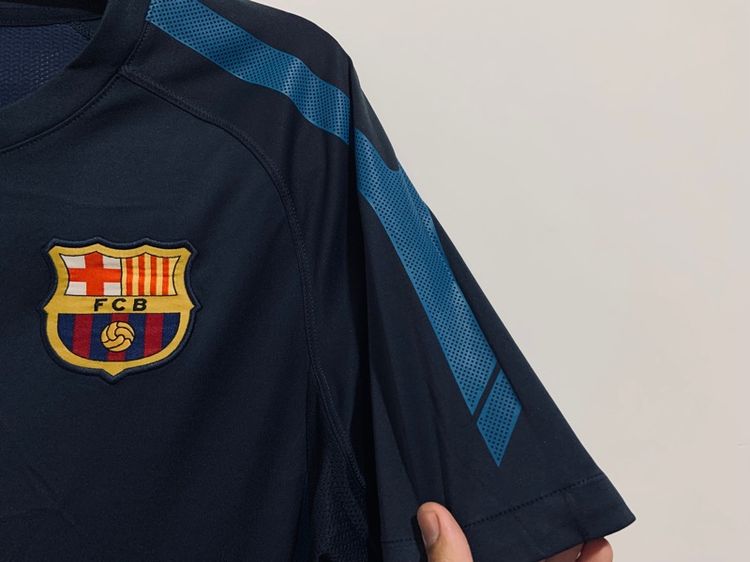 เสื้อยืดกีฬา NIKE FCB แท้ 💯 size S ขนาด อก 21 ยาว 27.5 นิ้ว สภาพดี ดีเทลสวย เนื้อผ้าดีมากนิ่มใส่สบาย หายากน่าสะสม รูปที่ 2