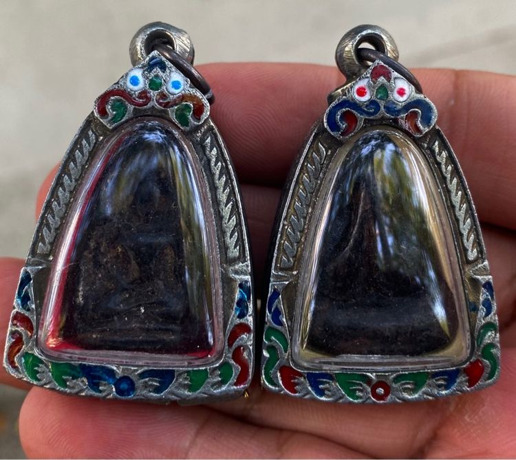 พระเนื้อผงว่านสีดำ 2 องค์ พร้อมเลี่ยมกรอบเก่า