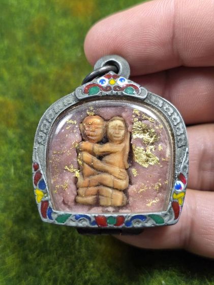 อิ่นพร้อมขี้ผึ้งมหาเสน่ห์สีชมพูเก่าๆ