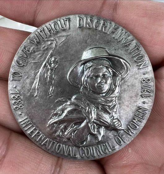  เหรียญเซเรส (Ceres Medal) ซึ่งเป็นเหรียญที่ระลึกอันทรงคุณค่าที่องค์การอาหารและเกษตรแห่งสหประชาชาติ (FAO) จัดทำขึ้นเพื่อถวายพระเกียรติแด่ สมเด็จพระนางเจ้าสิริกิติ์ พระบรมราชินีนาถ พระบรมราชชนนีพันปีหลวง  รูปที่ 2