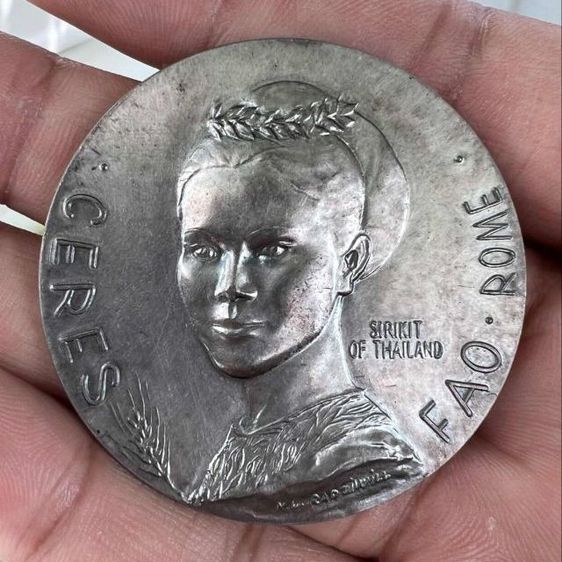  เหรียญเซเรส (Ceres Medal) ซึ่งเป็นเหรียญที่ระลึกอันทรงคุณค่าที่องค์การอาหารและเกษตรแห่งสหประชาชาติ (FAO) จัดทำขึ้นเพื่อถวายพระเกียรติแด่ สมเด็จพระนางเจ้าสิริกิติ์ พระบรมราชินีนาถ พระบรมราชชนนีพันปีหลวง 