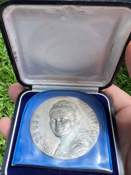  เหรียญเซเรส (Ceres Medal) ซึ่งเป็นเหรียญที่ระลึกอันทรงคุณค่าที่องค์การอาหารและเกษตรแห่งสหประชาชาติ (FAO) จัดทำขึ้นเพื่อถวายพระเกียรติแด่ สมเด็จพระนางเจ้าสิริกิติ์ พระบรมราชินีนาถ พระบรมราชชนนีพันปีหลวง  รูปที่ 3