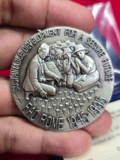  เหรียญเซเรส (Ceres Medal) ซึ่งเป็นเหรียญที่ระลึกอันทรงคุณค่าที่องค์การอาหารและเกษตรแห่งสหประชาชาติ (FAO) จัดทำขึ้นเพื่อถวายพระเกียรติแด่ ในหลวง รูปที่ 2