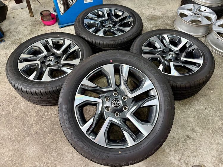 ล้อแม็ก TOYOTA LEGENDER ขอบ 20” ถอดป้ายแดง ยาง DUNLOP 265-50R20 ปี 25 สีเส้นตุ่มหน้ายางยังอยู่ครบ รูปที่ 3