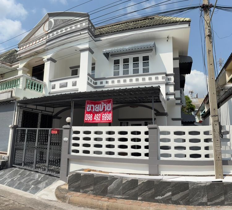 ขายบ้านทาวน์เฮ้าส์ 2 ชั้น  ม.ลภาวัน ถ.บางกรวย-ไทรน้อย ทำเลดี เดินทางสะดวก