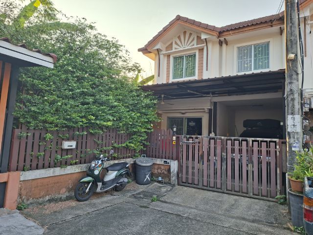 ขายบ้านทาวน์เฮ้าส์หลังมุม ขนาด 26.3 ตารางวา 3 ห้องนอน 2 ห้องน้ำ 1 ห้องรับแขก 1 ห้องครัว 1 โรงจอดรถ