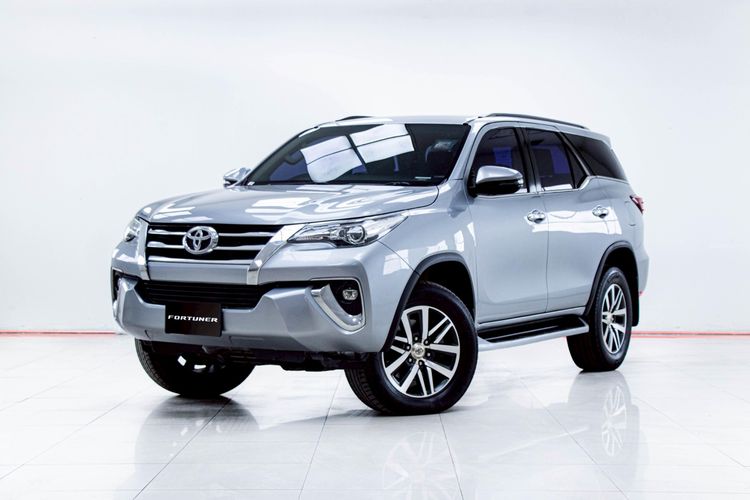 รถ Toyota Fortuner 2.4 V สี เทา