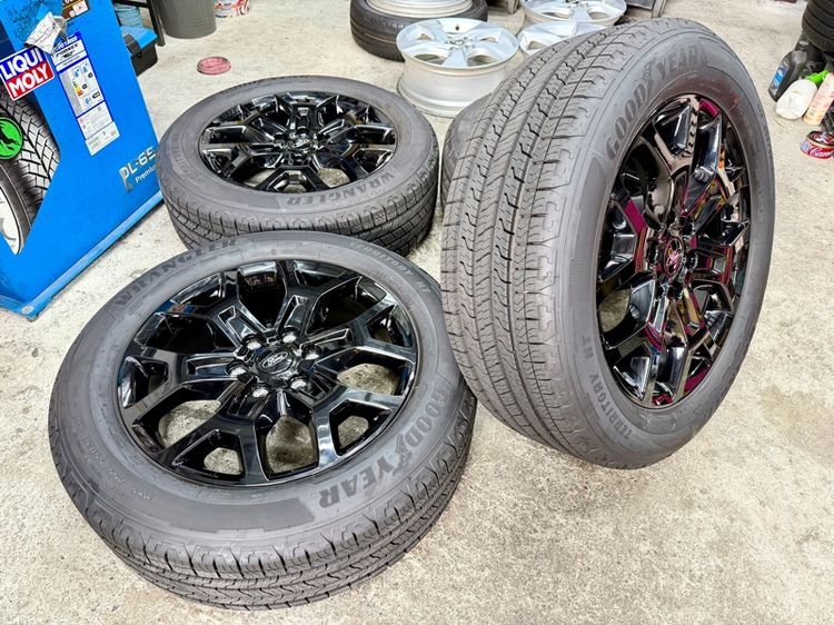 ล้อแม็ก FORD EVEREST ขอบ 20“ ถอดป้ายแดง ยาง GOODYEAR 255-55R20 ปี 25 สีเส้นตุ่มหน้ายางยังอยู่ครบ รูปที่ 2