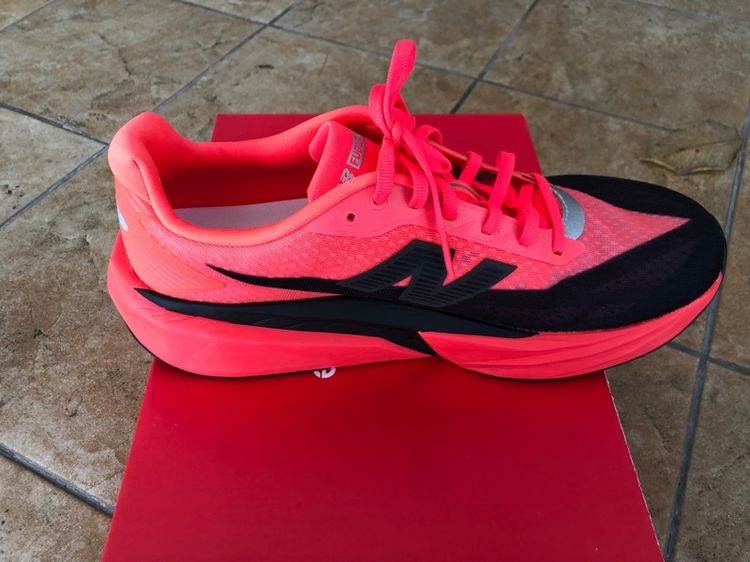 รองเท้าวิ่ง New Balance Rebel v5 สี Urgent Red รูปที่ 8