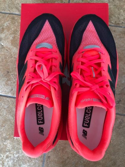 รองเท้าวิ่ง New Balance Rebel v5 สี Urgent Red รูปที่ 4