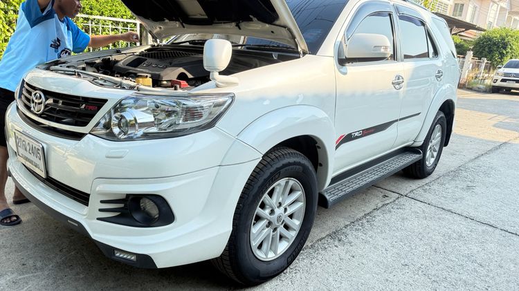 Toyota Fortuner 2013 3.0 V Sedan ดีเซล ไม่ติดแก๊ส เกียร์อัตโนมัติ ขาว รูปที่ 3