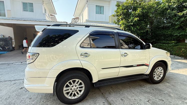 รถ Toyota Fortuner 3.0 V สี ขาว