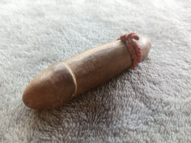 ปลัดขิกไม้แกะ