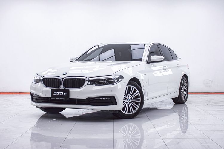 รถ BMW Series 5 530e สี ขาว