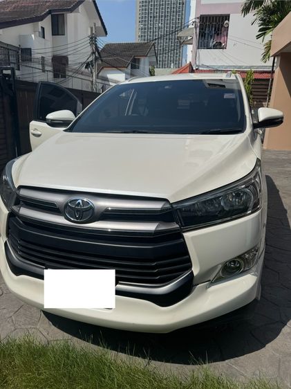 รถ Toyota Innova 2.8 Crysta G สี ขาว