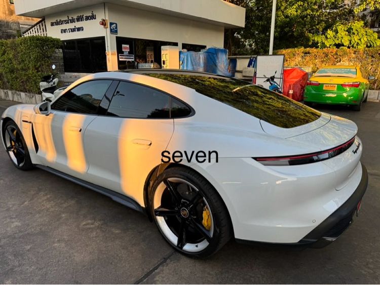 รถ Porsche Taycan Turbo S 4WD สี ขาว