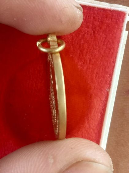   เหรียญหลวงพ่อคูณ วัดบ้านไร่ รุ่นเสาร์ 5 คูณพันล้าน ปี2537

เนื้อทองแดงกระหลั่ยทองราคารวมส่งบอกเลยสวยมากไม่มีคำหนิ รูปที่ 3