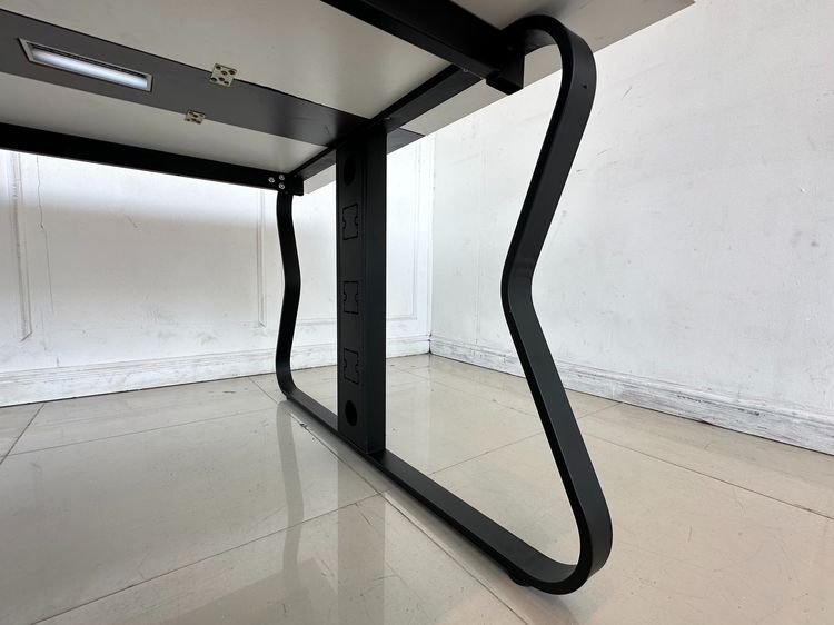 โต๊ะประชุม 8-10 ที่นั่ง ท็อปไม้ MDF ขาวสลับเทา มีช่องร้อยสายไฟ ฝาอลูมิเนียม โครงขาเหล็กสีดำ รูปที่ 12