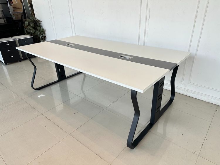 โต๊ะประชุม 8-10 ที่นั่ง ท็อปไม้ MDF ขาวสลับเทา มีช่องร้อยสายไฟ ฝาอลูมิเนียม โครงขาเหล็กสีดำ รูปที่ 4