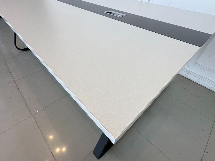 โต๊ะประชุม 8-10 ที่นั่ง ท็อปไม้ MDF ขาวสลับเทา มีช่องร้อยสายไฟ ฝาอลูมิเนียม โครงขาเหล็กสีดำ รูปที่ 8