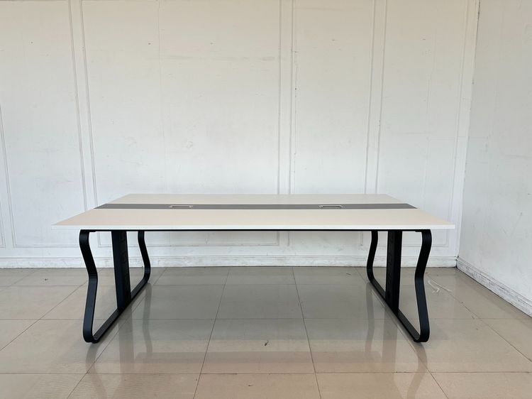 โต๊ะทำงาน อื่นๆ โต๊ะประชุม 8-10 ที่นั่ง ท็อปไม้ MDF ขาวสลับเทา มีช่องร้อยสายไฟ ฝาอลูมิเนียม โครงขาเหล็กสีดำ