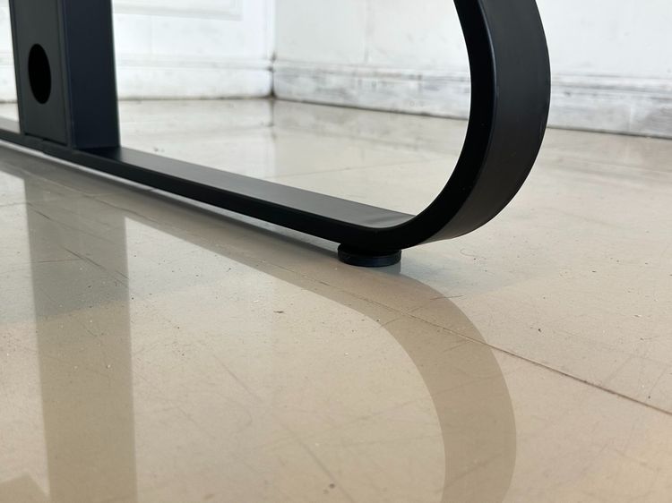 โต๊ะประชุม 8-10 ที่นั่ง ท็อปไม้ MDF ขาวสลับเทา มีช่องร้อยสายไฟ ฝาอลูมิเนียม โครงขาเหล็กสีดำ รูปที่ 13