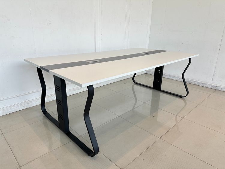 โต๊ะประชุม 8-10 ที่นั่ง ท็อปไม้ MDF ขาวสลับเทา มีช่องร้อยสายไฟ ฝาอลูมิเนียม โครงขาเหล็กสีดำ รูปที่ 3