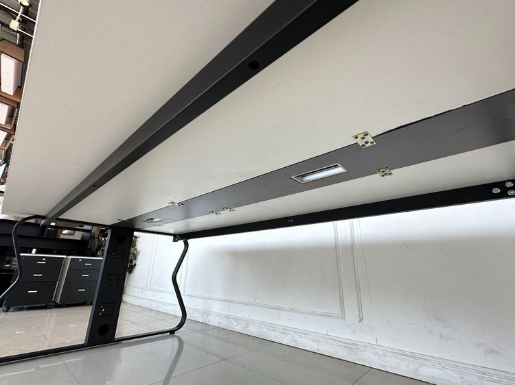 โต๊ะประชุม 8-10 ที่นั่ง ท็อปไม้ MDF ขาวสลับเทา มีช่องร้อยสายไฟ ฝาอลูมิเนียม โครงขาเหล็กสีดำ รูปที่ 11