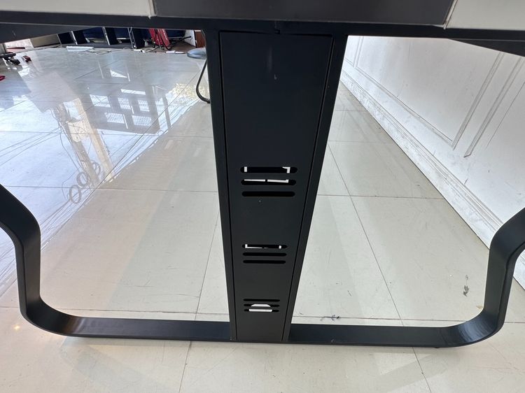 โต๊ะประชุม 8-10 ที่นั่ง ท็อปไม้ MDF ขาวสลับเทา มีช่องร้อยสายไฟ ฝาอลูมิเนียม โครงขาเหล็กสีดำ รูปที่ 10