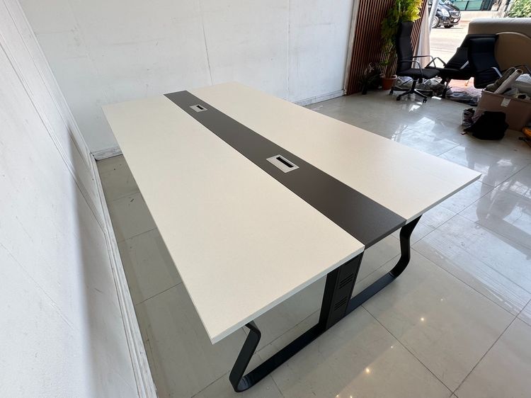 โต๊ะประชุม 8-10 ที่นั่ง ท็อปไม้ MDF ขาวสลับเทา มีช่องร้อยสายไฟ ฝาอลูมิเนียม โครงขาเหล็กสีดำ รูปที่ 6