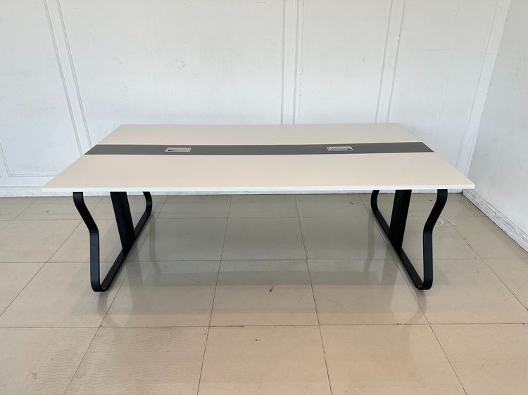 โต๊ะประชุม 8-10 ที่นั่ง ท็อปไม้ MDF ขาวสลับเทา มีช่องร้อยสายไฟ ฝาอลูมิเนียม โครงขาเหล็กสีดำ รูปที่ 2